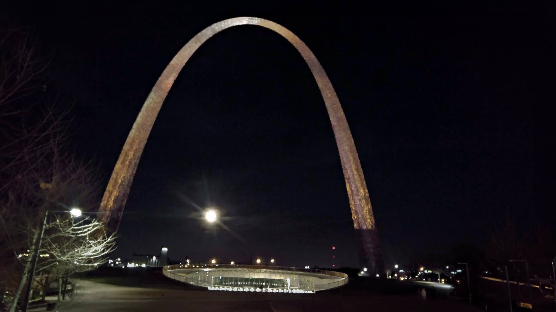 St. Louis liegt östlichen Rand des Bundesstaates Missouri und ist die zweitgrößte Stadt im Mittleren Westen nach Kansas City. Die Stadt hat etwa 302.000 Einwohner, der Großraum St. Louis jedoch ca. 2,8 Mio. Einwohner. Die Stadt wurde 1764 südlich des Zusammenflusses von Missouri und Mississippi von dem französisch-louisianischen Kaufmann René-Auguste Chouteau und den französischen Siedlern Gilbert-Antoine de Saint Maxent (aus Lothringen) und Pierre Laclède (aus Béarn) gegründet. Die Stadt ist nach dem französischen König Ludwig IX. benannt. Wegen seiner Rolle bei der Westerweiterung der Vereinigten Staaten trägt es den Spitznamen "Tor zum Westen" trägt: Seit 1965 beherbergt St. Louis ein Bauwerk, das Teil des Gateway Arch National Park ist, den Gateway Arch, einen mit Edelstahl verkleideten Bogen, der zum Wahrzeichen der Stadt geworden ist.